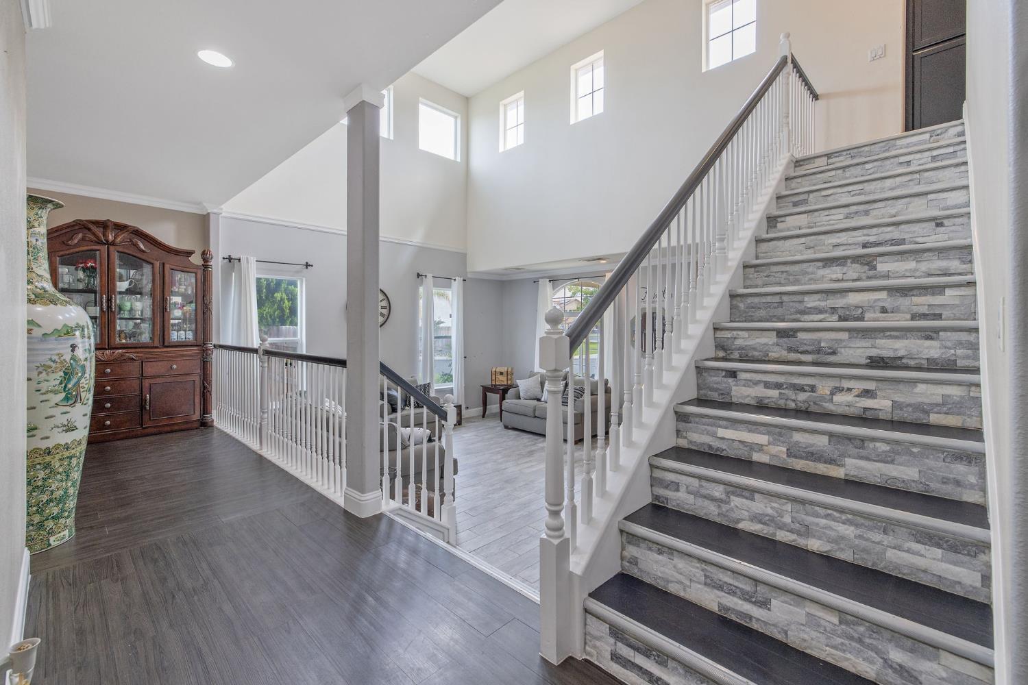 1077 Paradise Dr, Lemoore, CA 93245