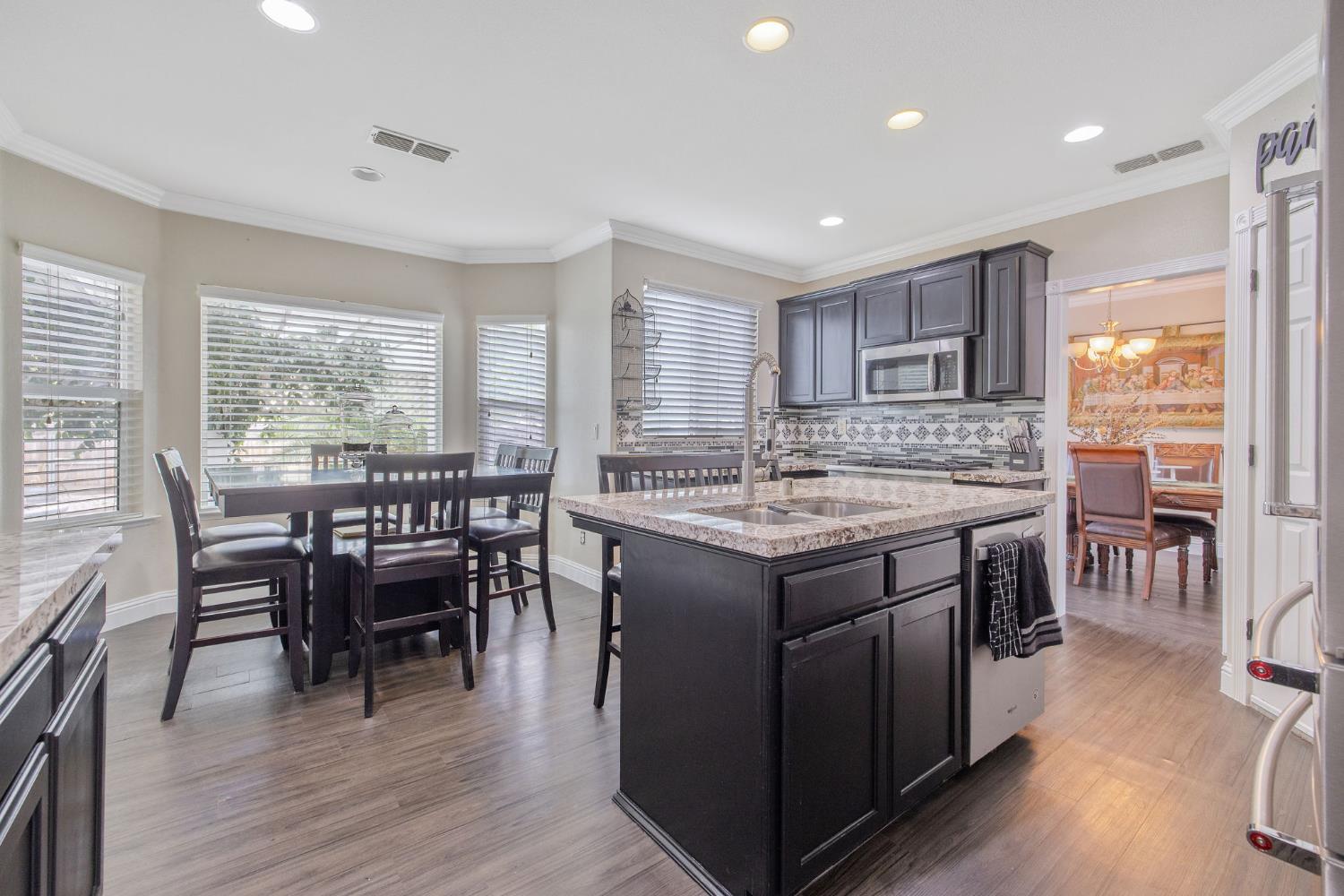 1077 Paradise Dr, Lemoore, CA 93245