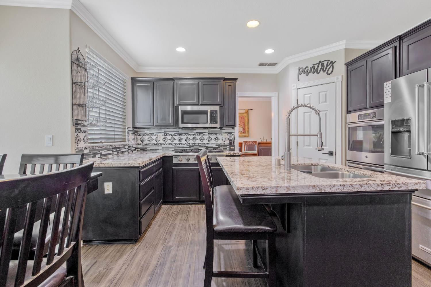 1077 Paradise Dr, Lemoore, CA 93245