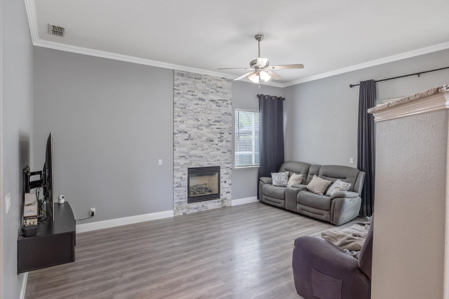 1077 Paradise Dr, Lemoore, CA 93245