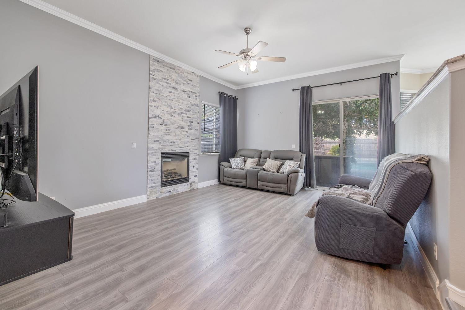 1077 Paradise Dr, Lemoore, CA 93245