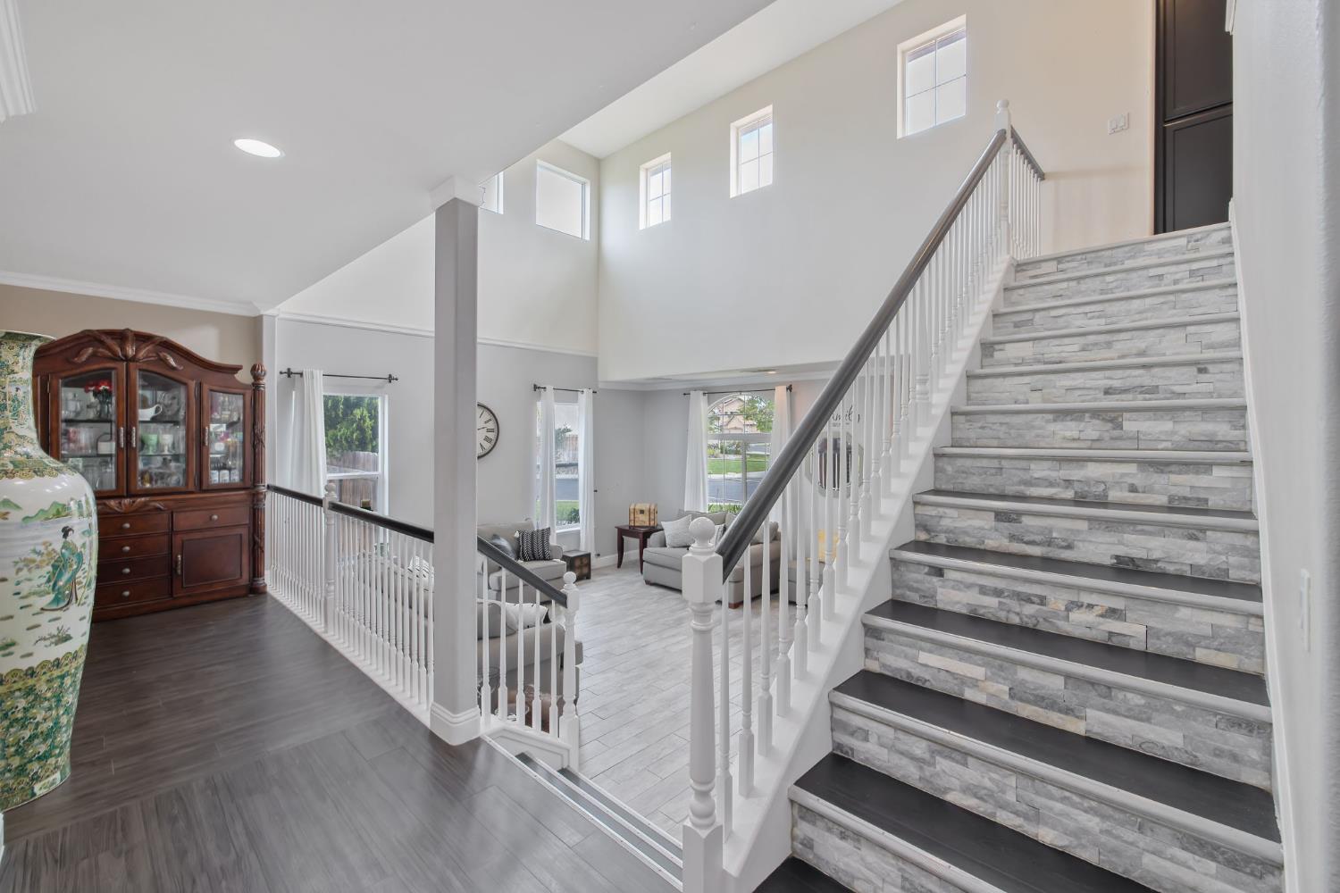 1077 Paradise Dr, Lemoore, CA 93245