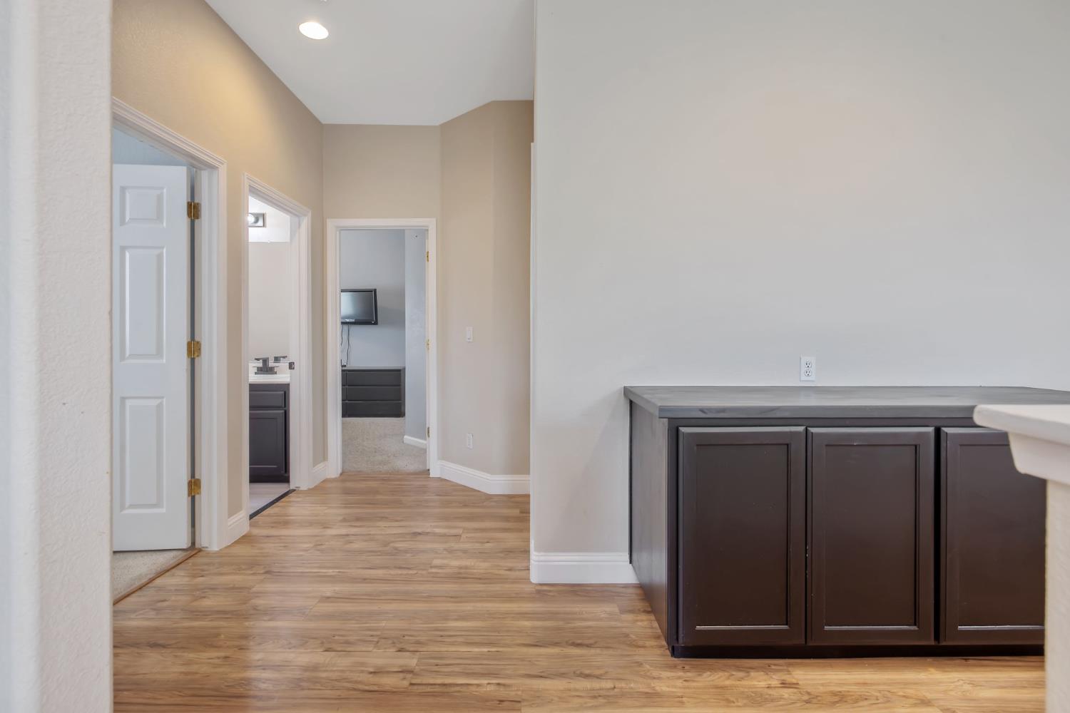 1077 Paradise Dr, Lemoore, CA 93245