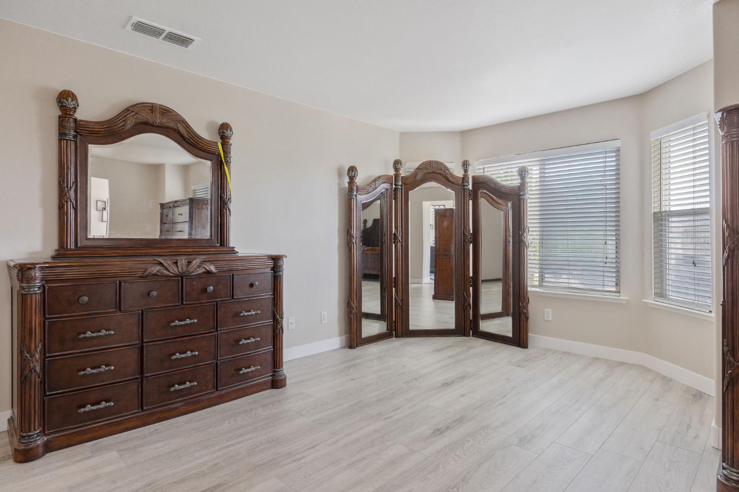 1077 Paradise Dr, Lemoore, CA 93245