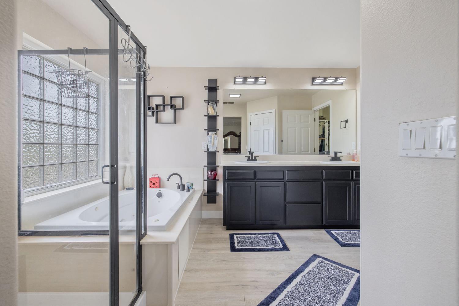 1077 Paradise Dr, Lemoore, CA 93245