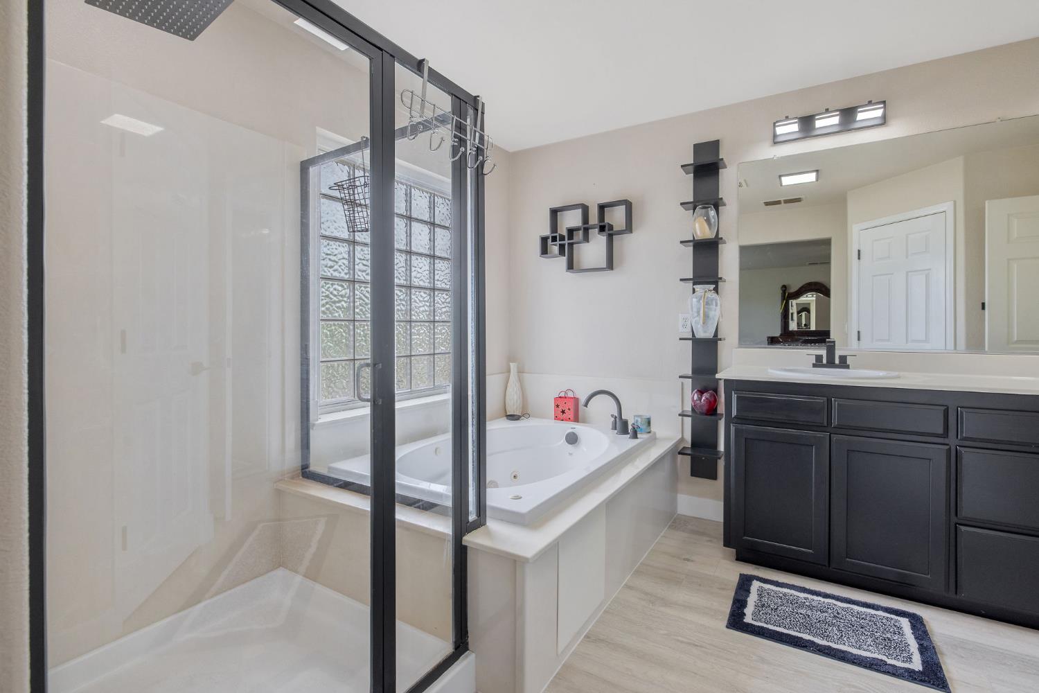 1077 Paradise Dr, Lemoore, CA 93245