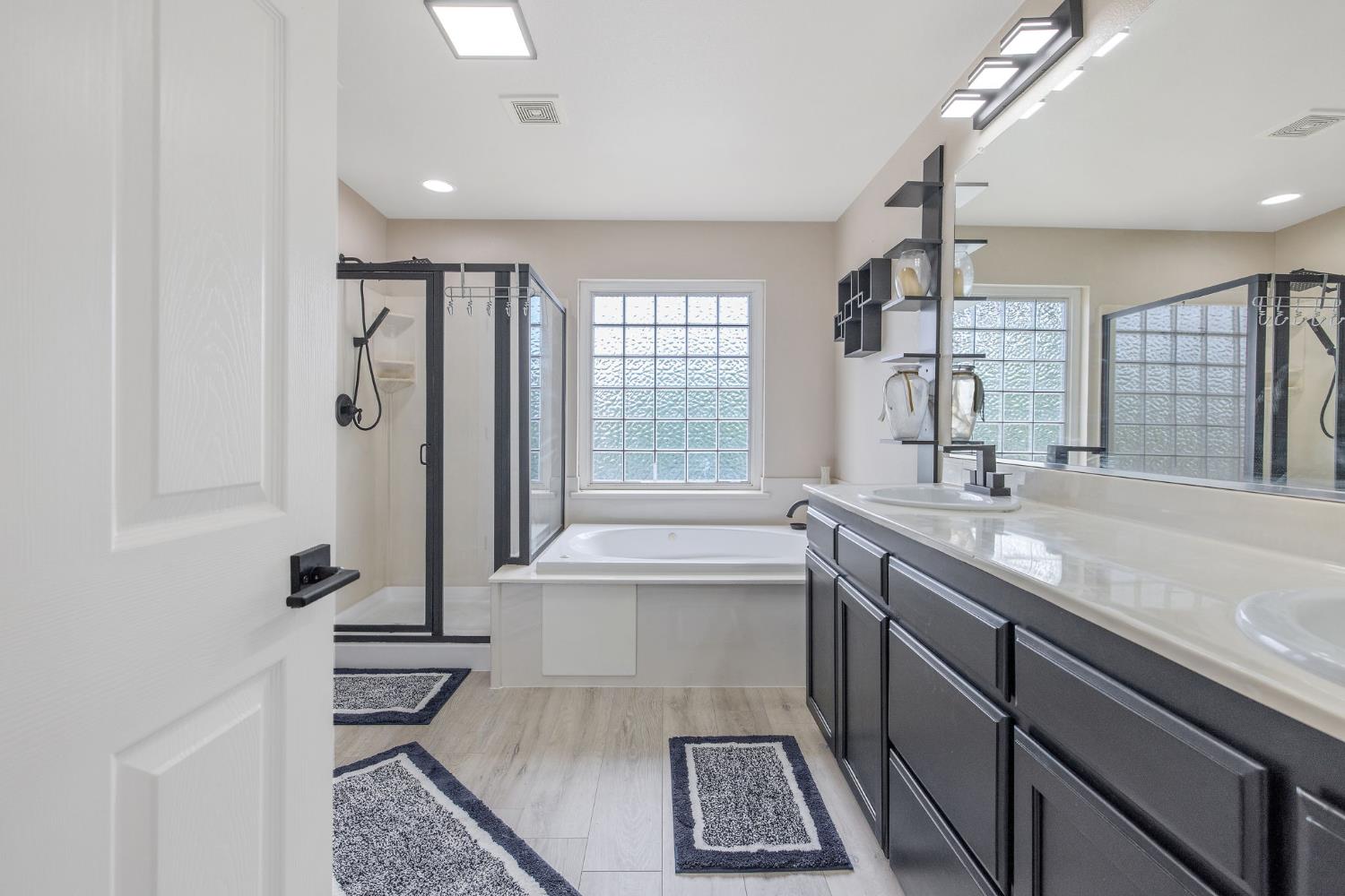 1077 Paradise Dr, Lemoore, CA 93245