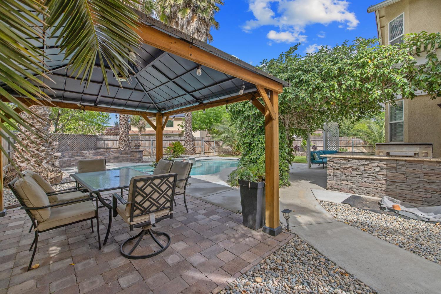 1077 Paradise Dr, Lemoore, CA 93245