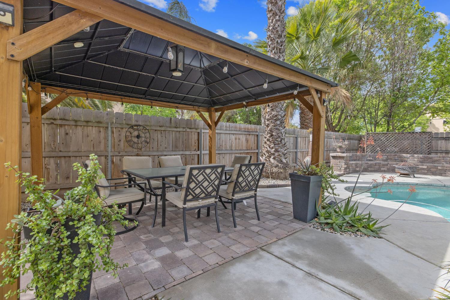 1077 Paradise Dr, Lemoore, CA 93245