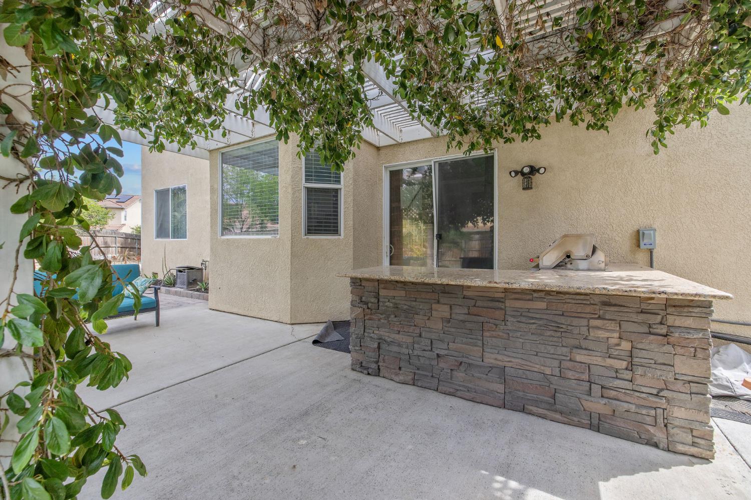 1077 Paradise Dr, Lemoore, CA 93245