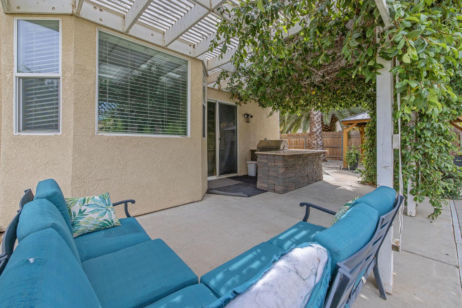 1077 Paradise Dr, Lemoore, CA 93245