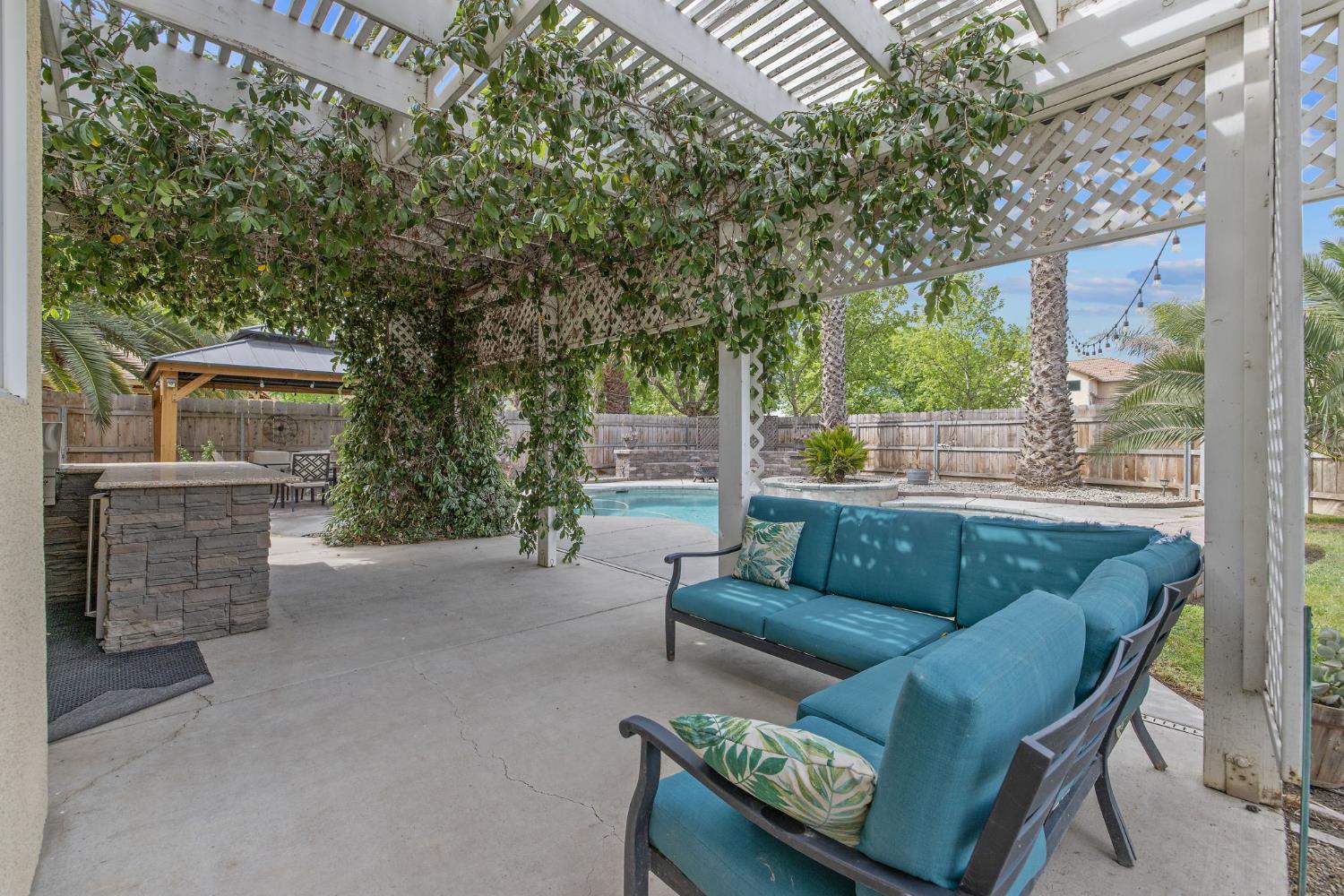 1077 Paradise Dr, Lemoore, CA 93245