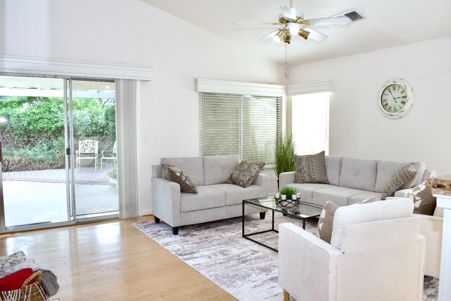 2333 E Omaha Ave, Fresno, CA 93720