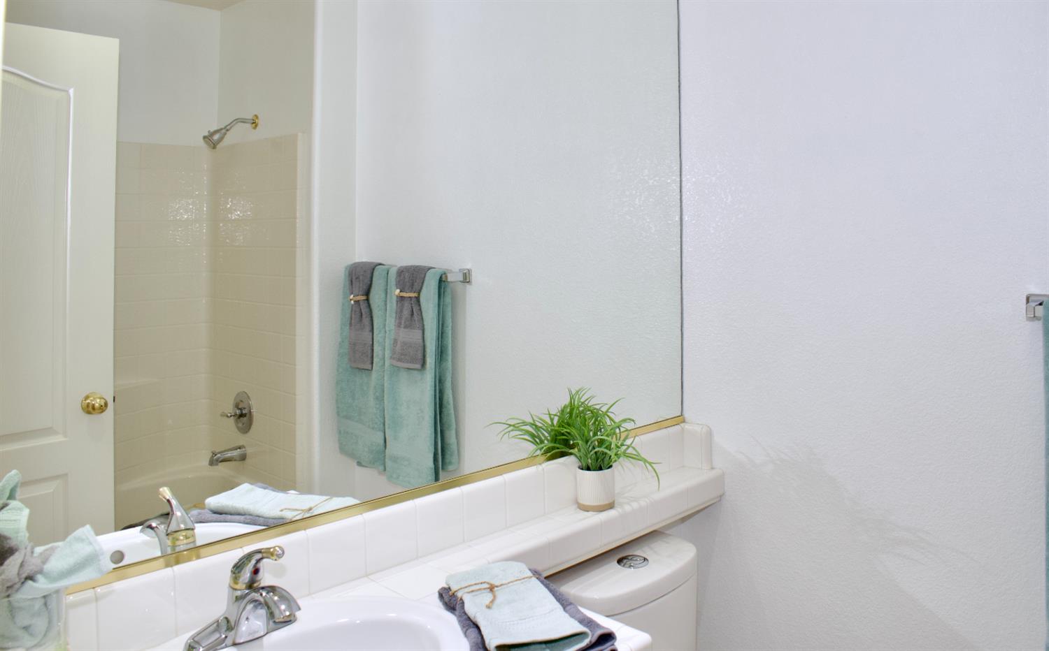 2333 E Omaha Ave, Fresno, CA 93720