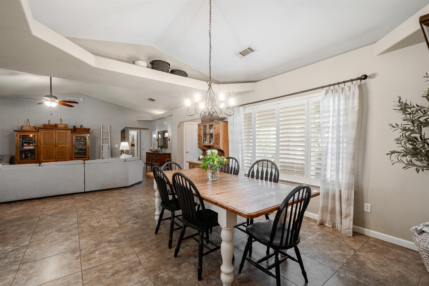 22052 Melrose Ct, Madera, CA 93638