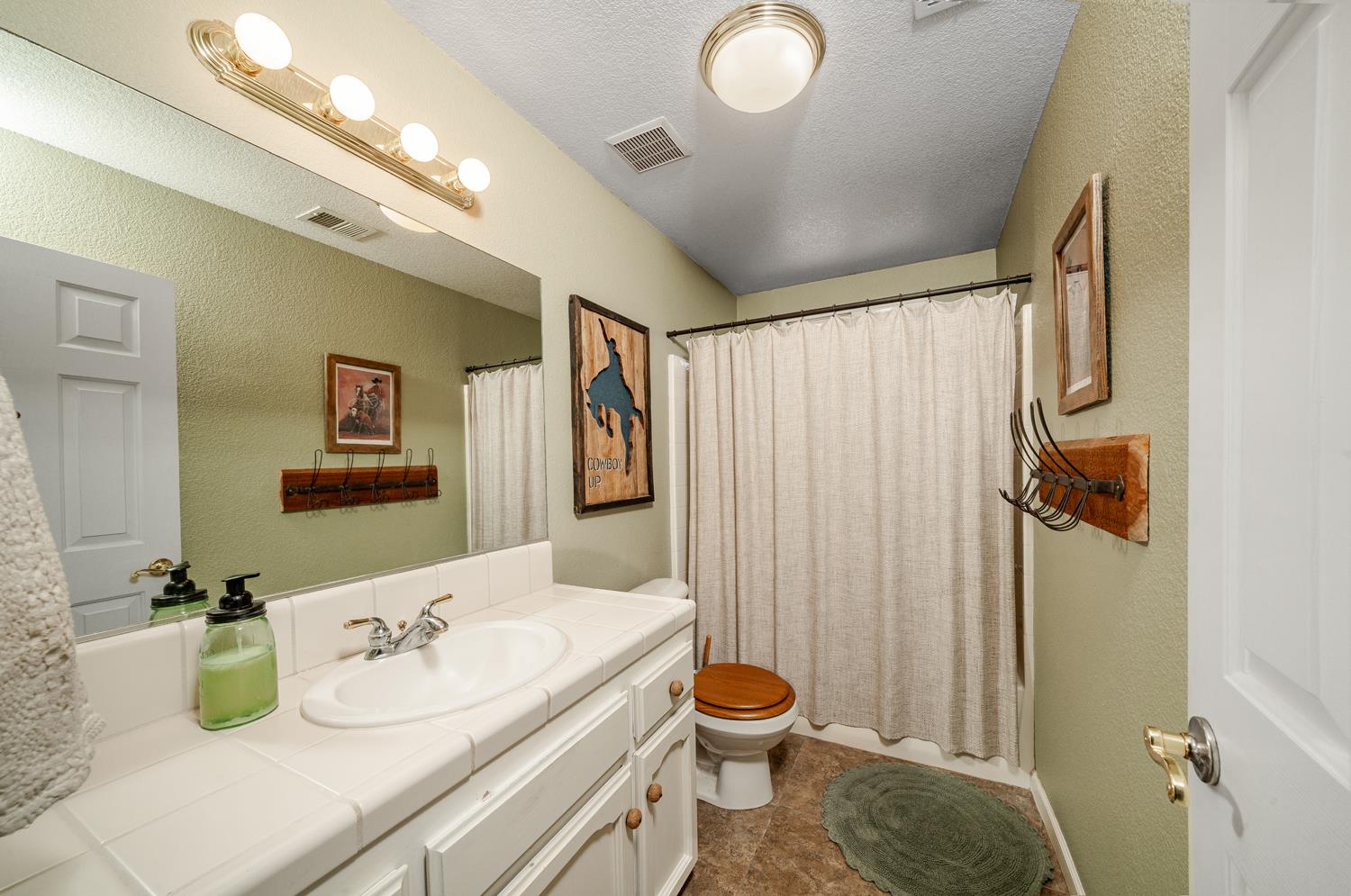 22052 Melrose Ct, Madera, CA 93638