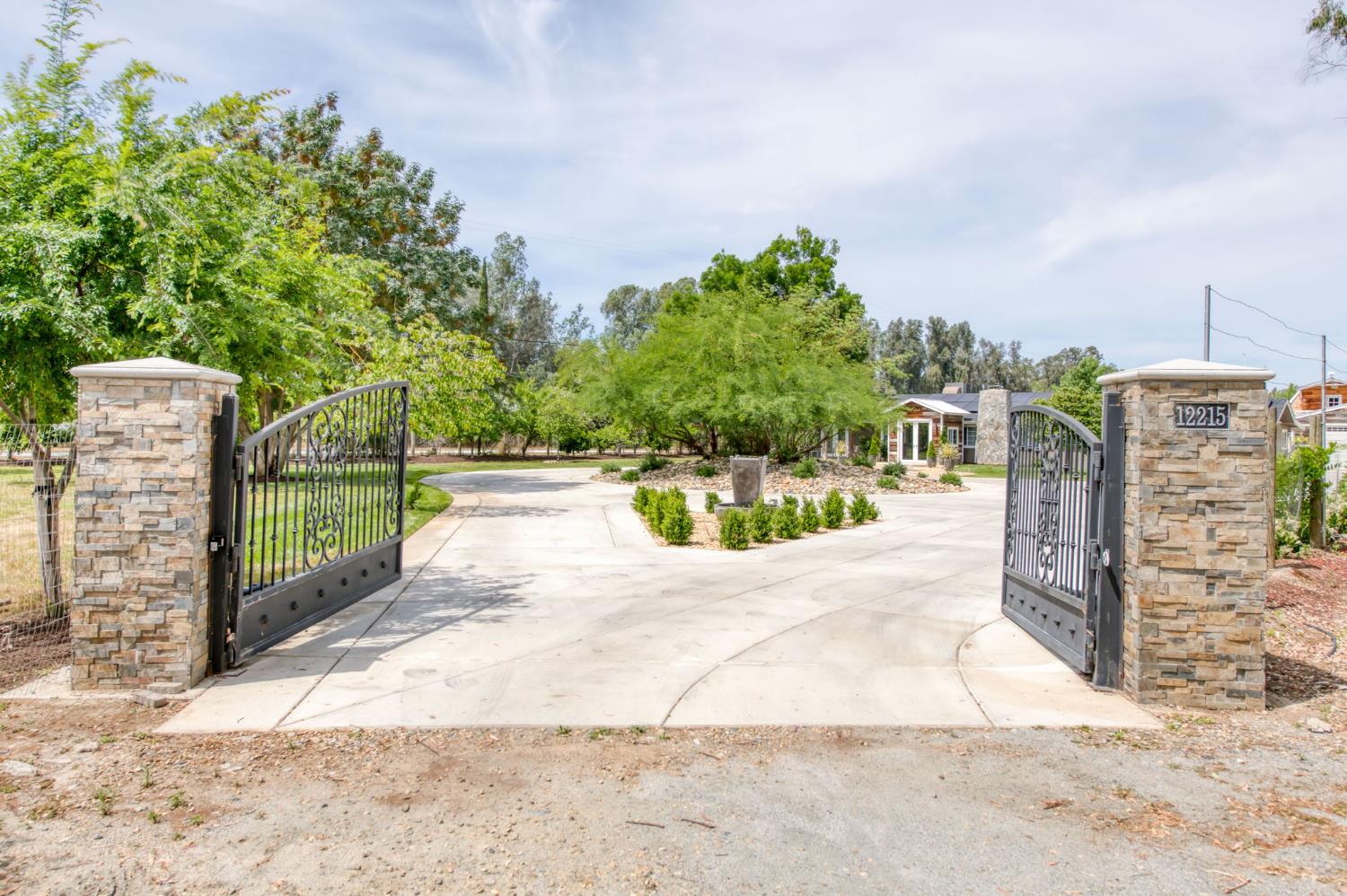 12215 N Friant Rd, Fresno, CA 93730