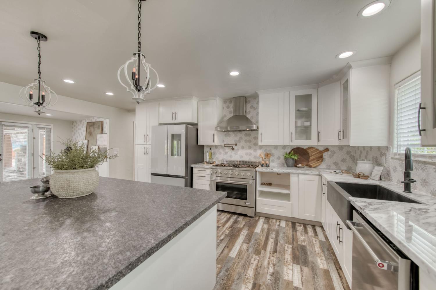 12215 N Friant Rd, Fresno, CA 93730