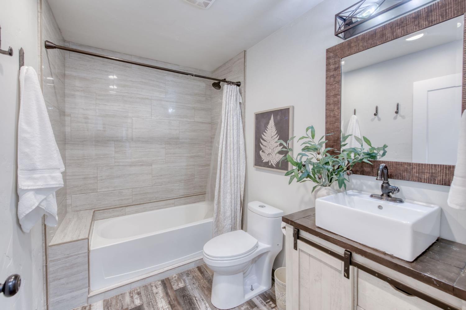 12215 N Friant Rd, Fresno, CA 93730