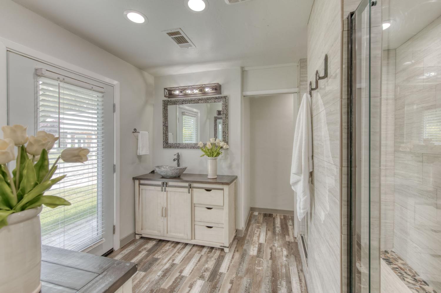 12215 N Friant Rd, Fresno, CA 93730