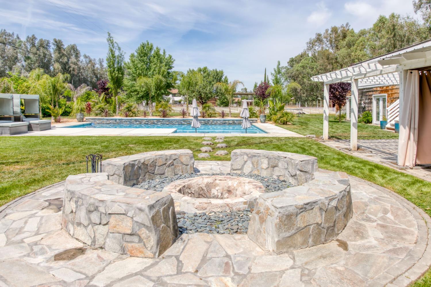 12215 N Friant Rd, Fresno, CA 93730