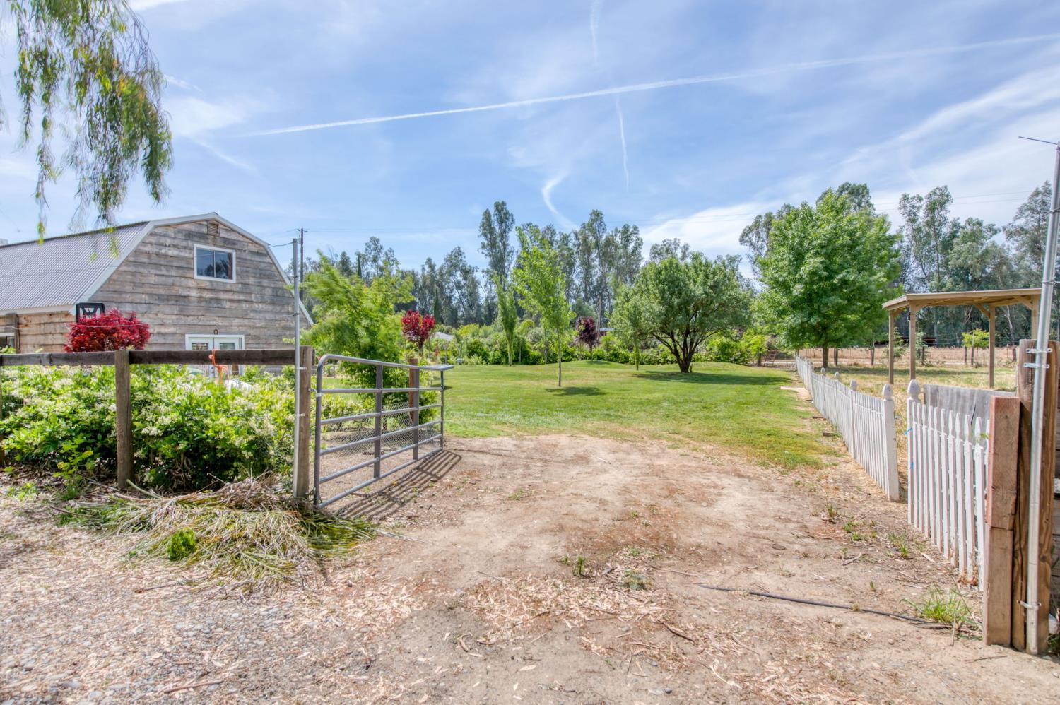 12215 N Friant Rd, Fresno, CA 93730