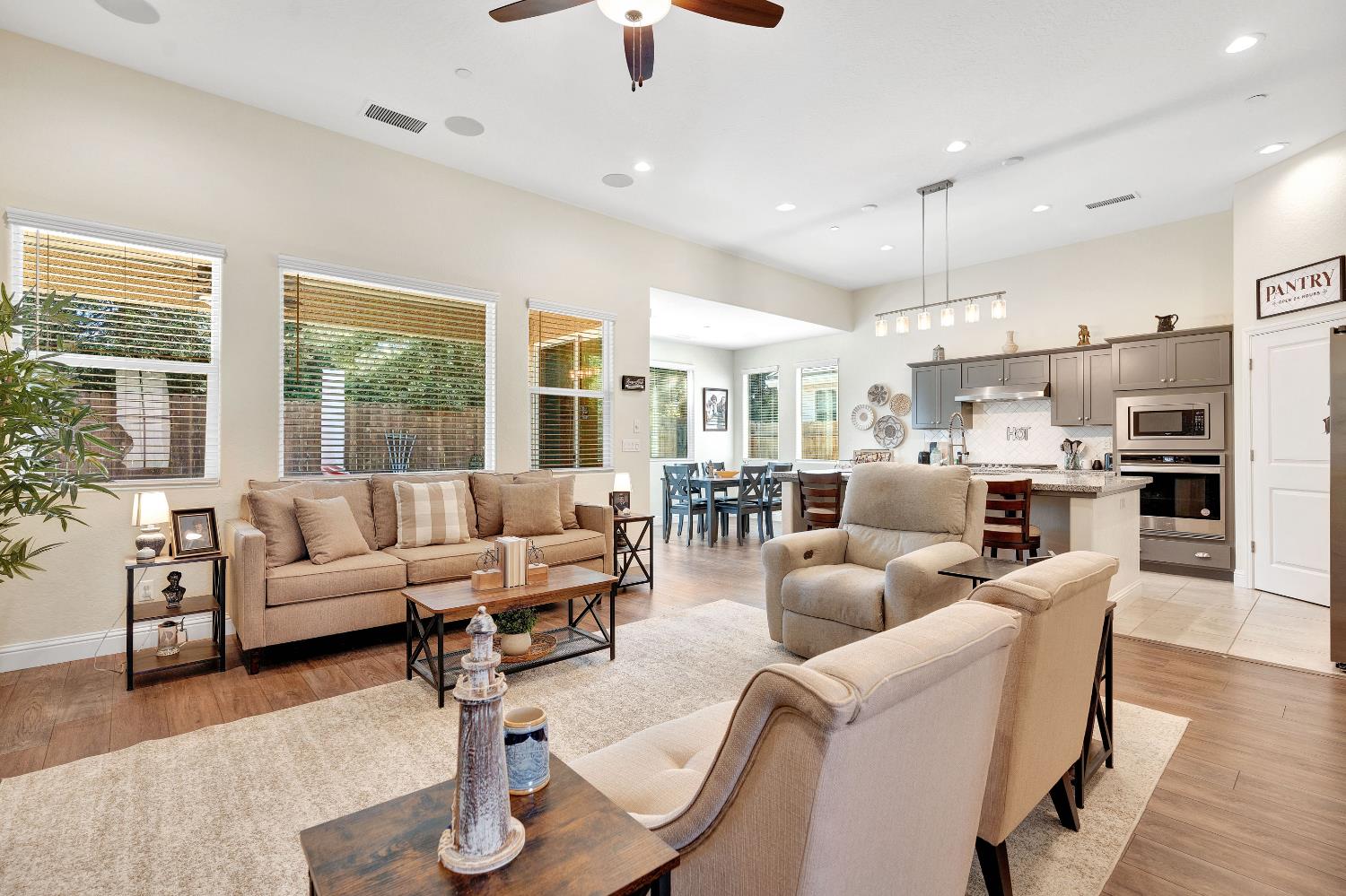 1807 Las Rosas Ave, Clovis, CA 93619