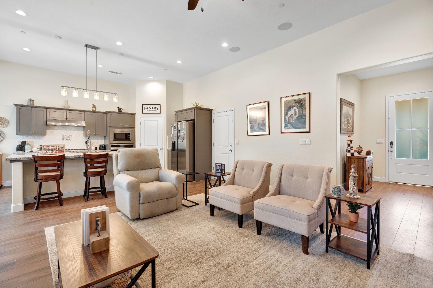 1807 Las Rosas Ave, Clovis, CA 93619