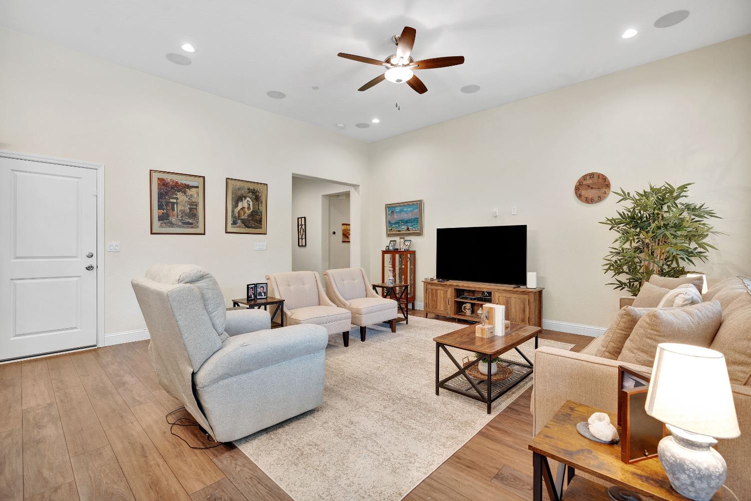 1807 Las Rosas Ave, Clovis, CA 93619