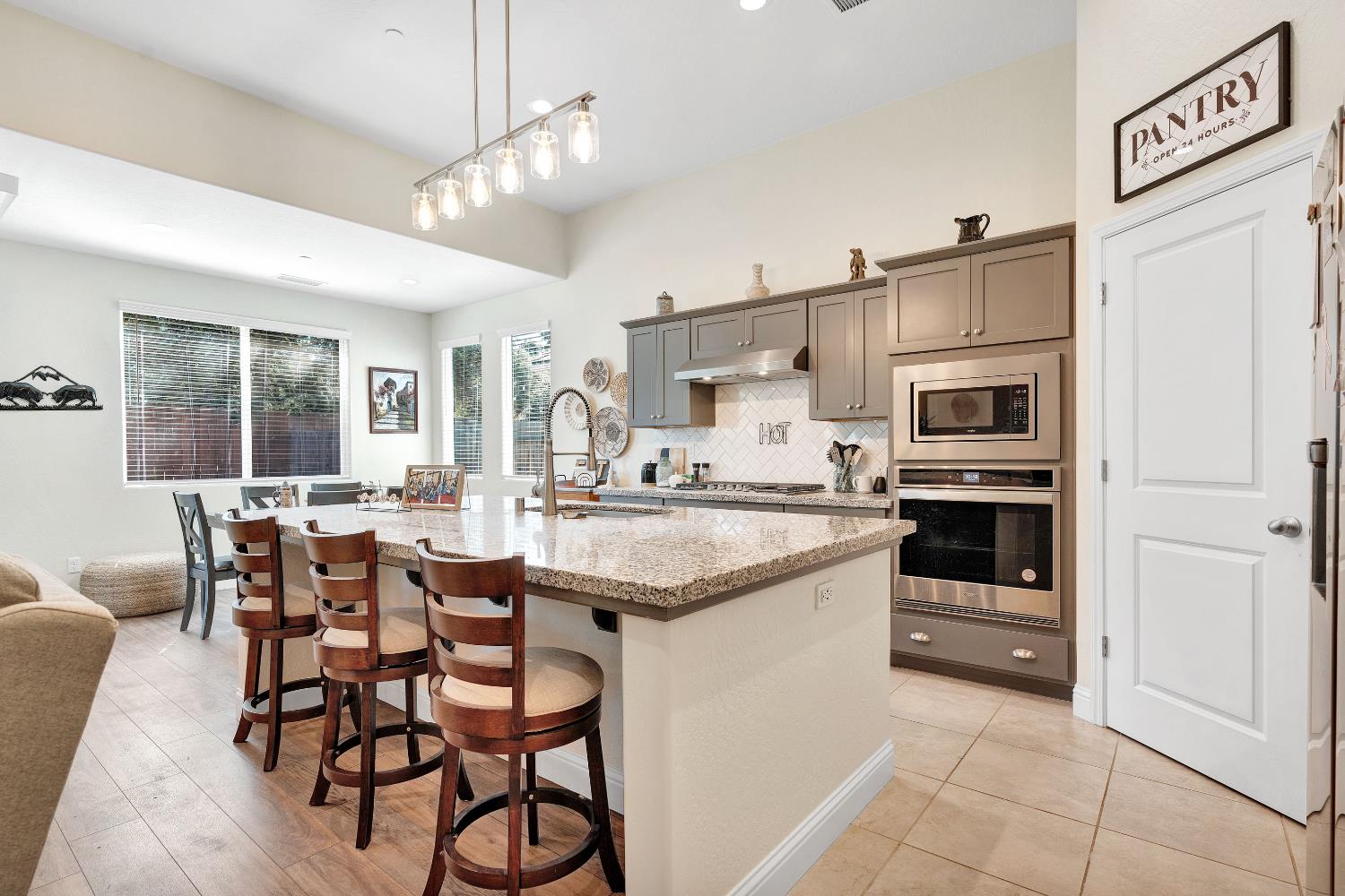 1807 Las Rosas Ave, Clovis, CA 93619