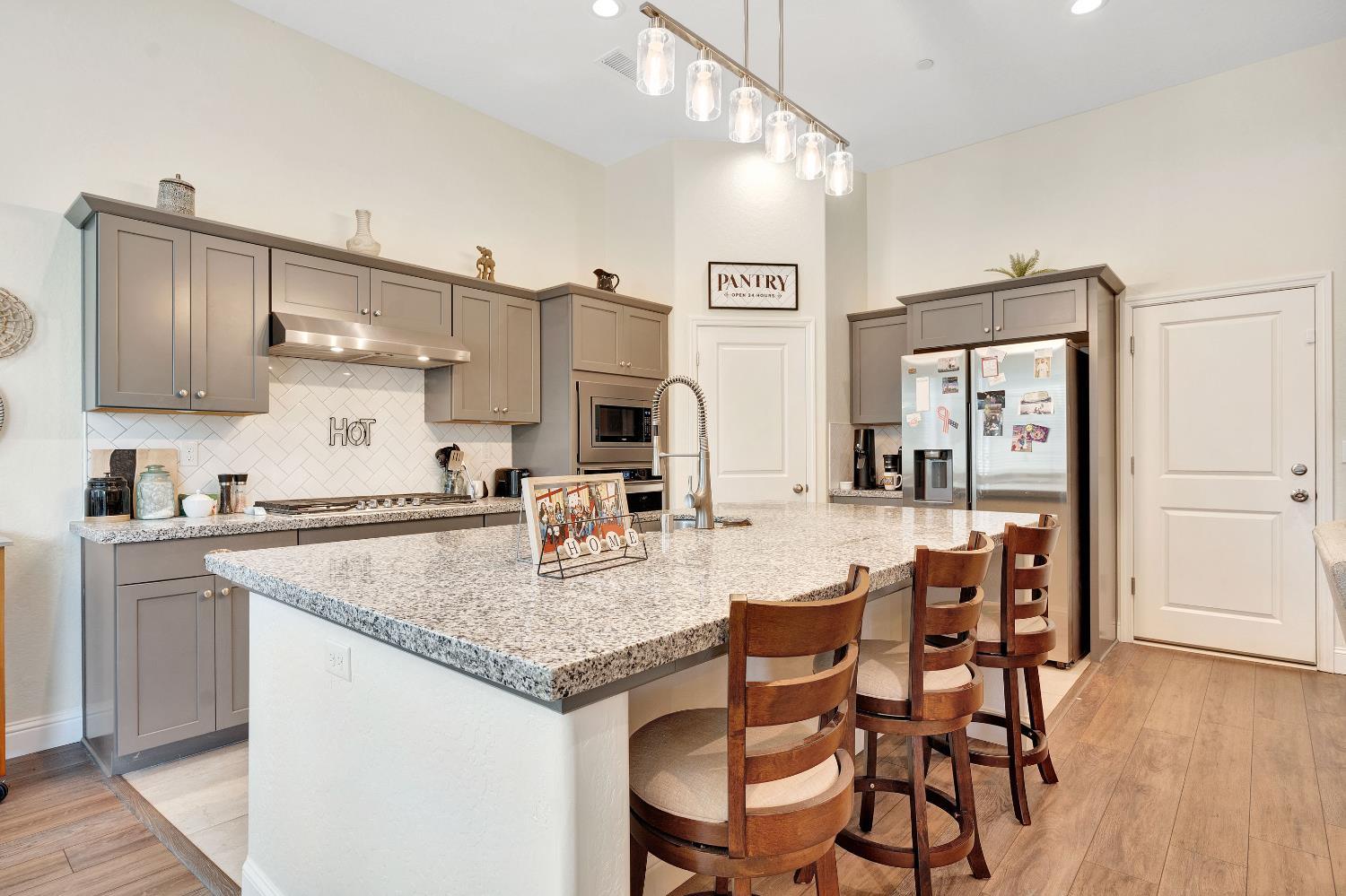 1807 Las Rosas Ave, Clovis, CA 93619