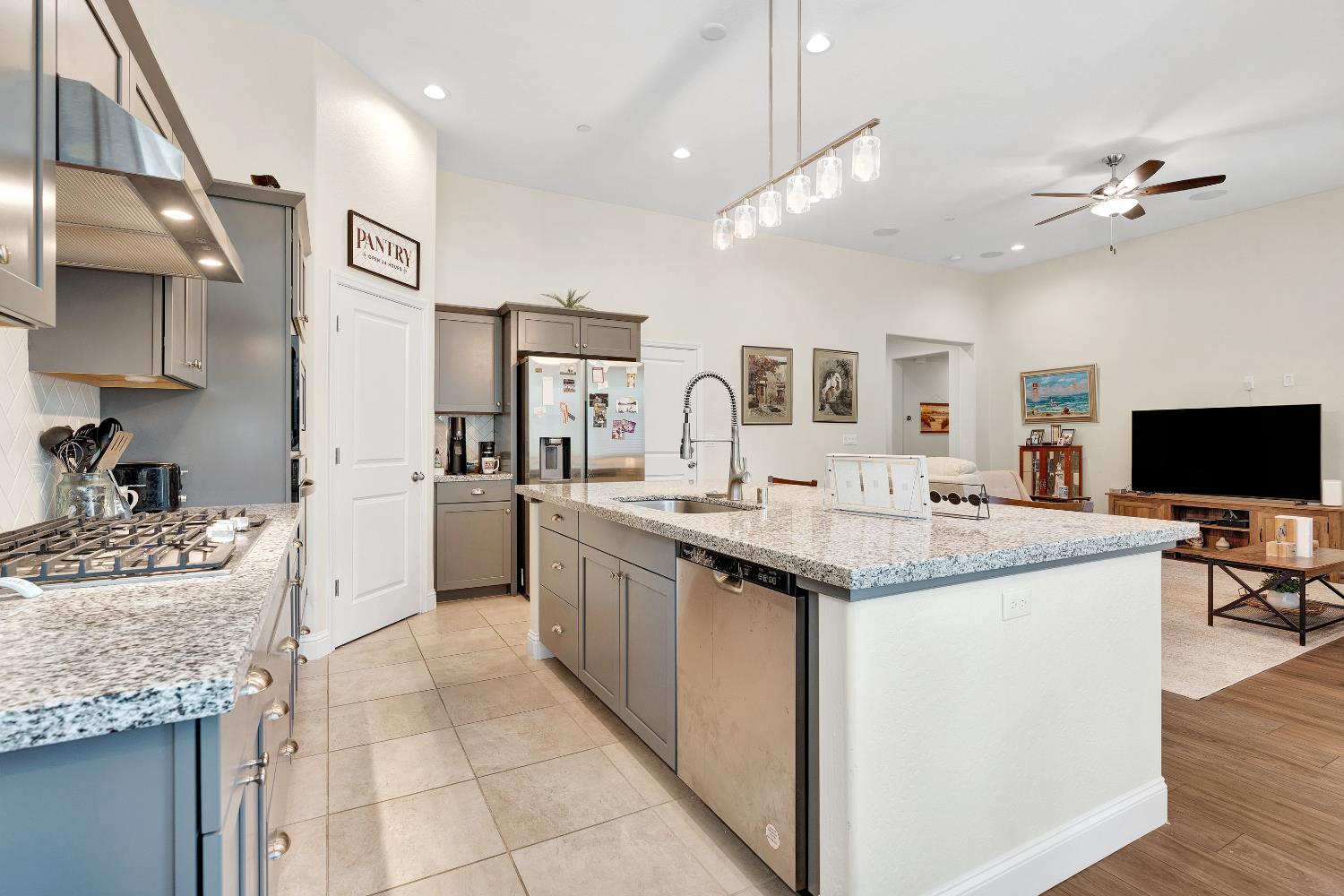 1807 Las Rosas Ave, Clovis, CA 93619