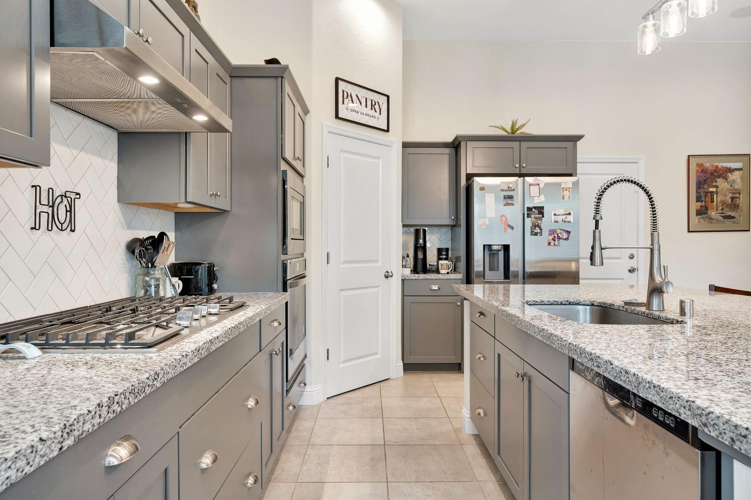 1807 Las Rosas Ave, Clovis, CA 93619