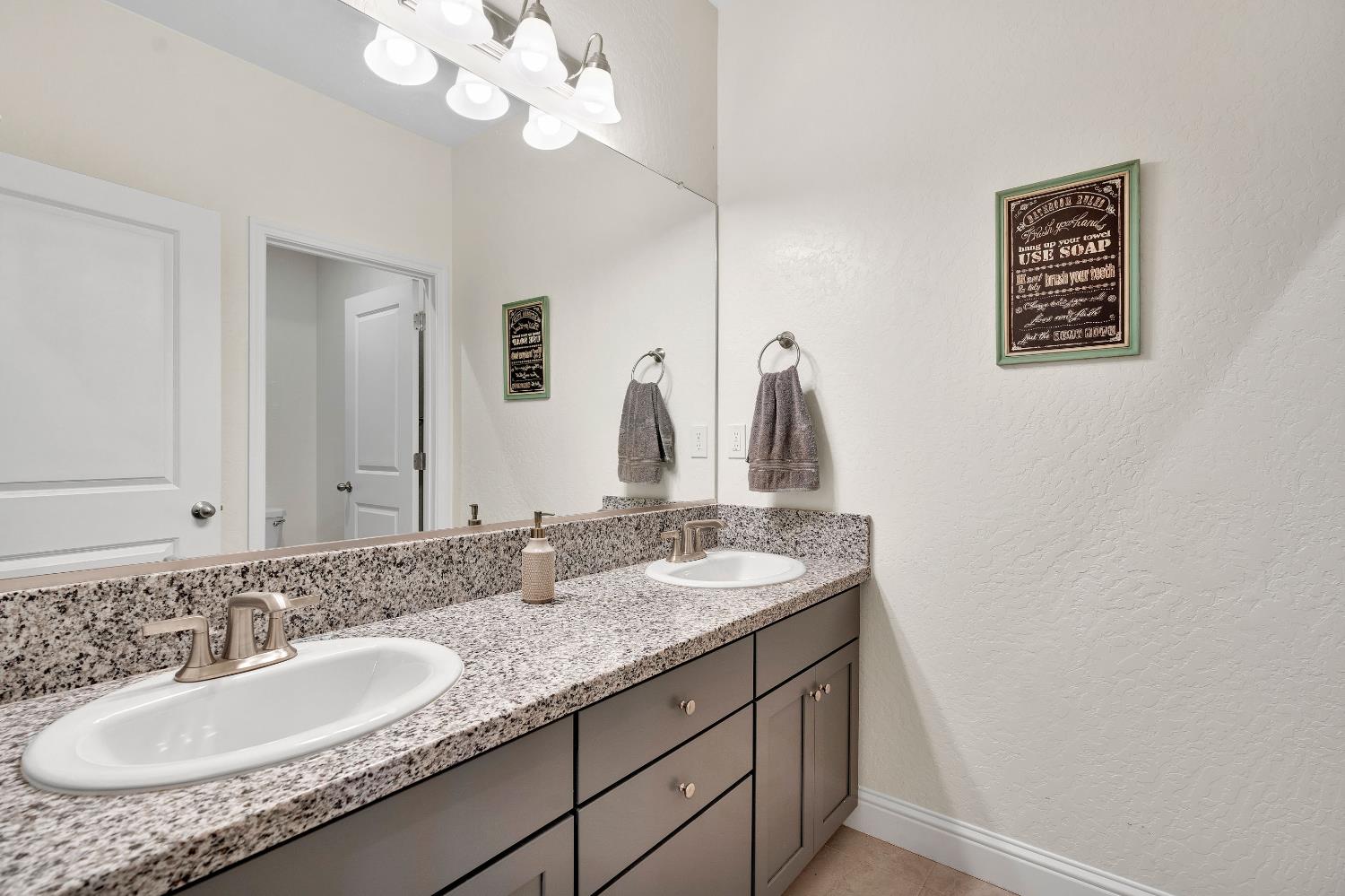 1807 Las Rosas Ave, Clovis, CA 93619