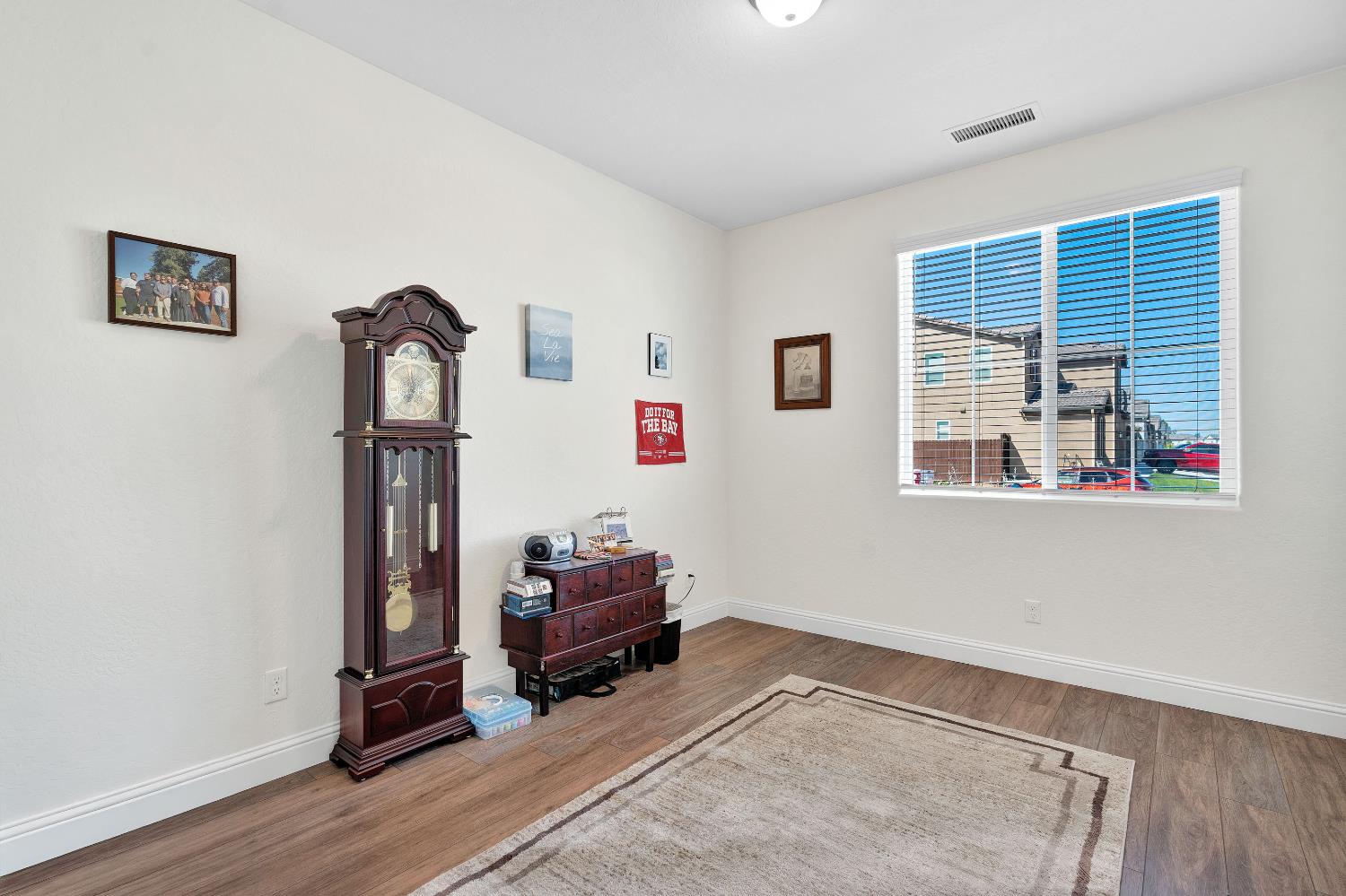 1807 Las Rosas Ave, Clovis, CA 93619