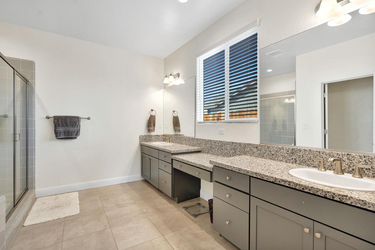 1807 Las Rosas Ave, Clovis, CA 93619