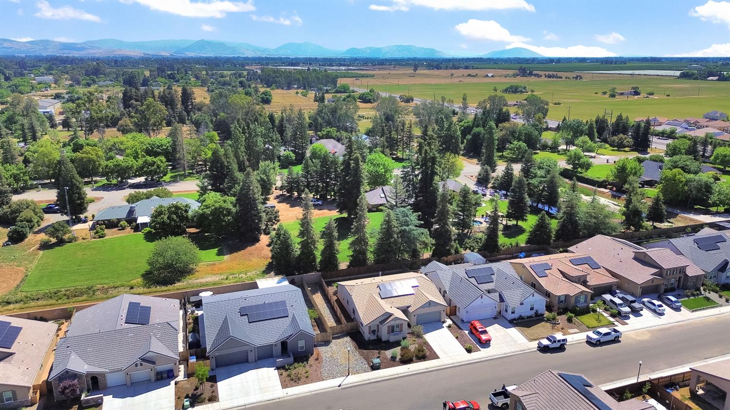 1807 Las Rosas Ave, Clovis, CA 93619