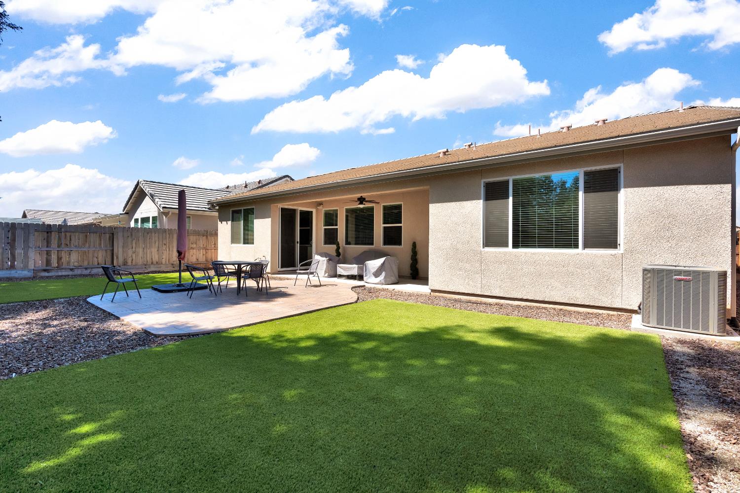 1807 Las Rosas Ave, Clovis, CA 93619