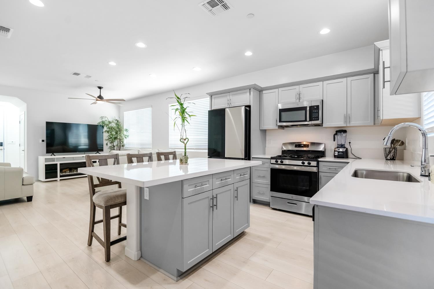 3049 N Dudley St, Visalia, CA 93291