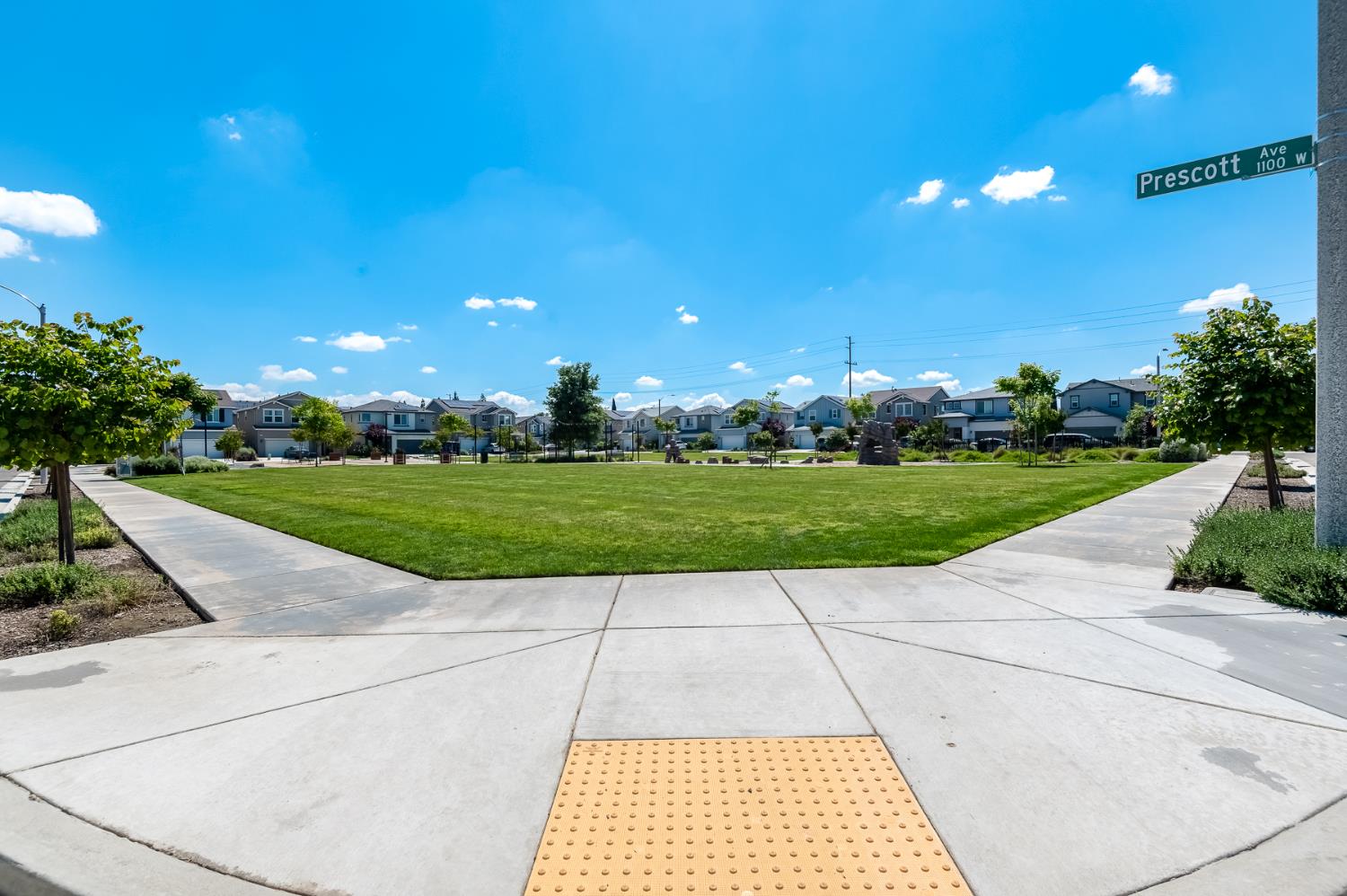 3049 N Dudley St, Visalia, CA 93291