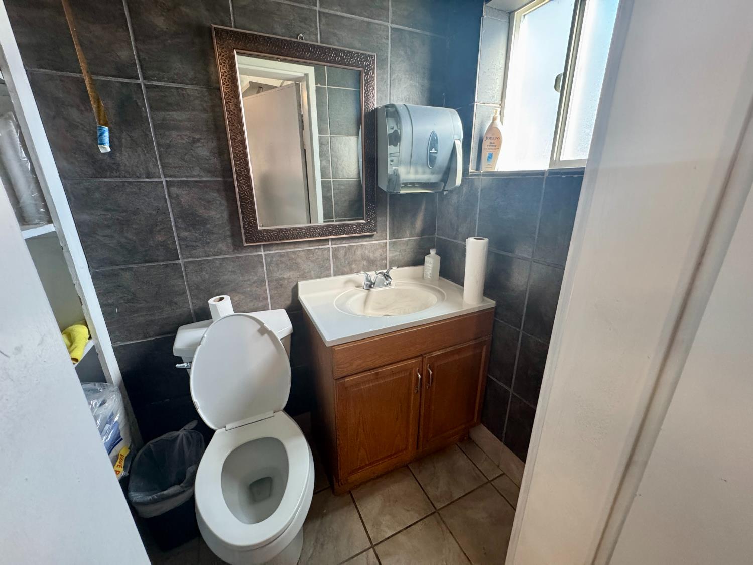 1217 E Yosemite Ave, Madera, CA 93638