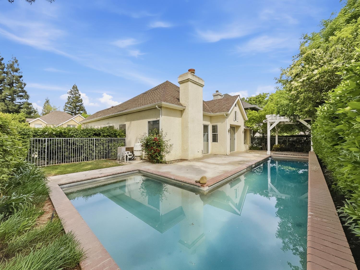 6624 N Wembley Dr, Fresno, CA 93711