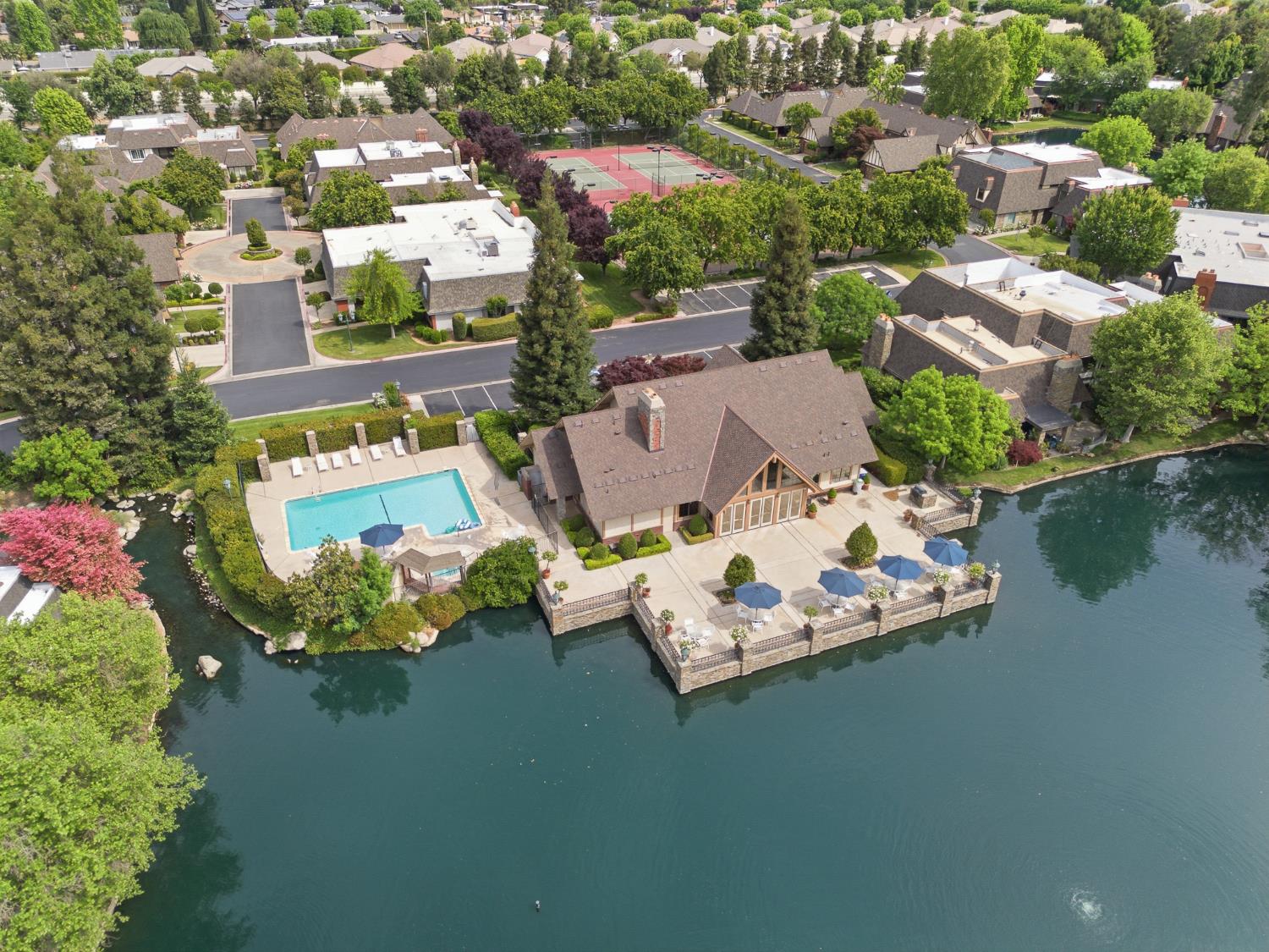 6624 N Wembley Dr, Fresno, CA 93711