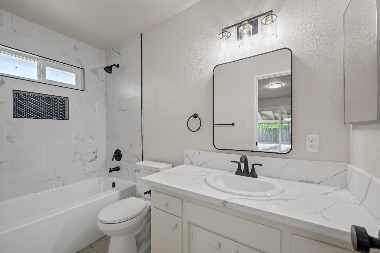 1555 N Roosevelt Ave, Fresno, CA 93728