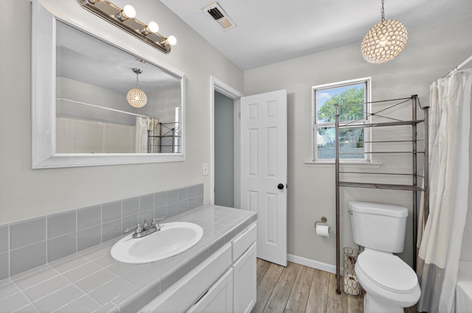 2384 E Quincy Ave, Fresno, CA 93720