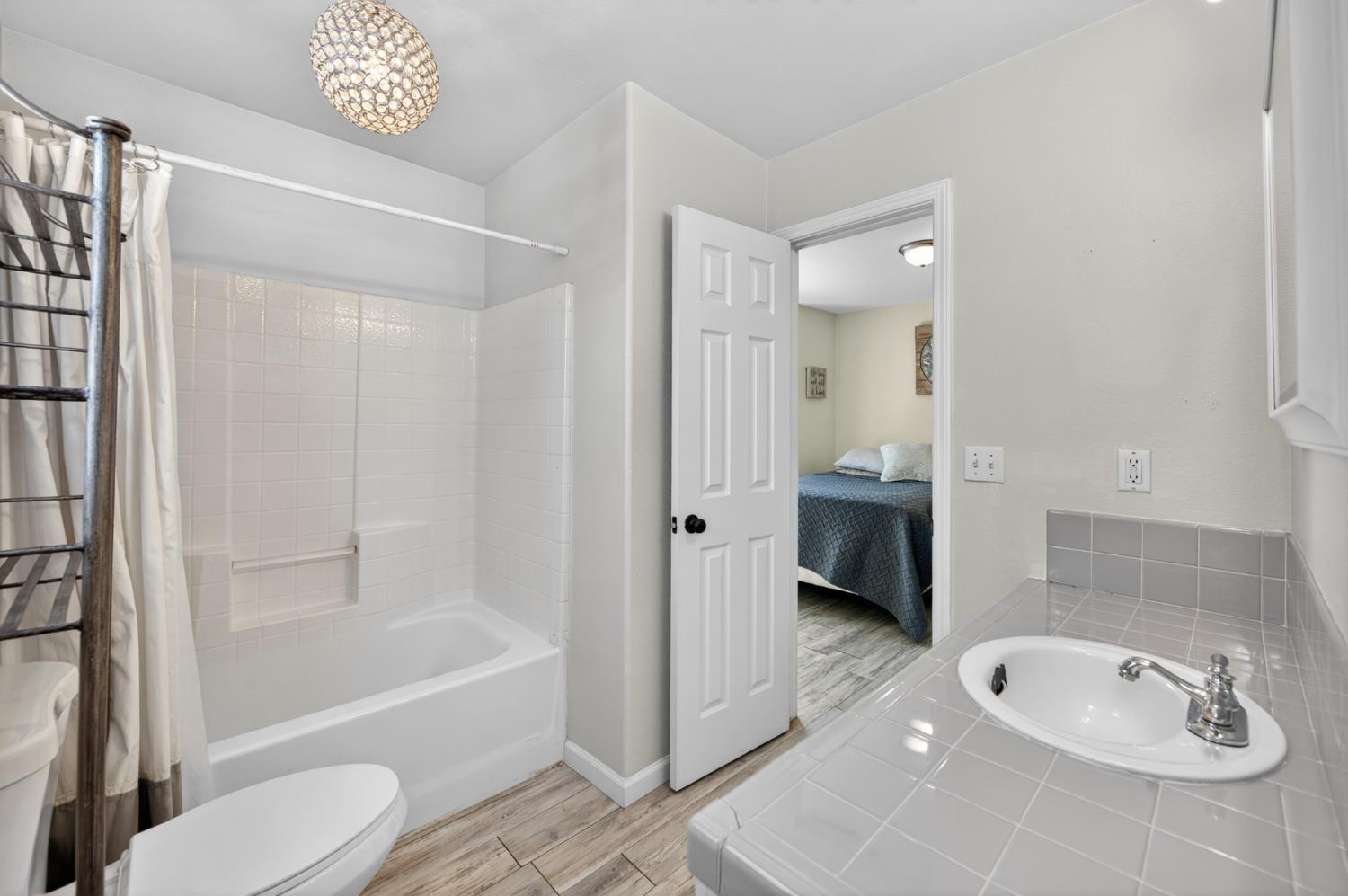 2384 E Quincy Ave, Fresno, CA 93720