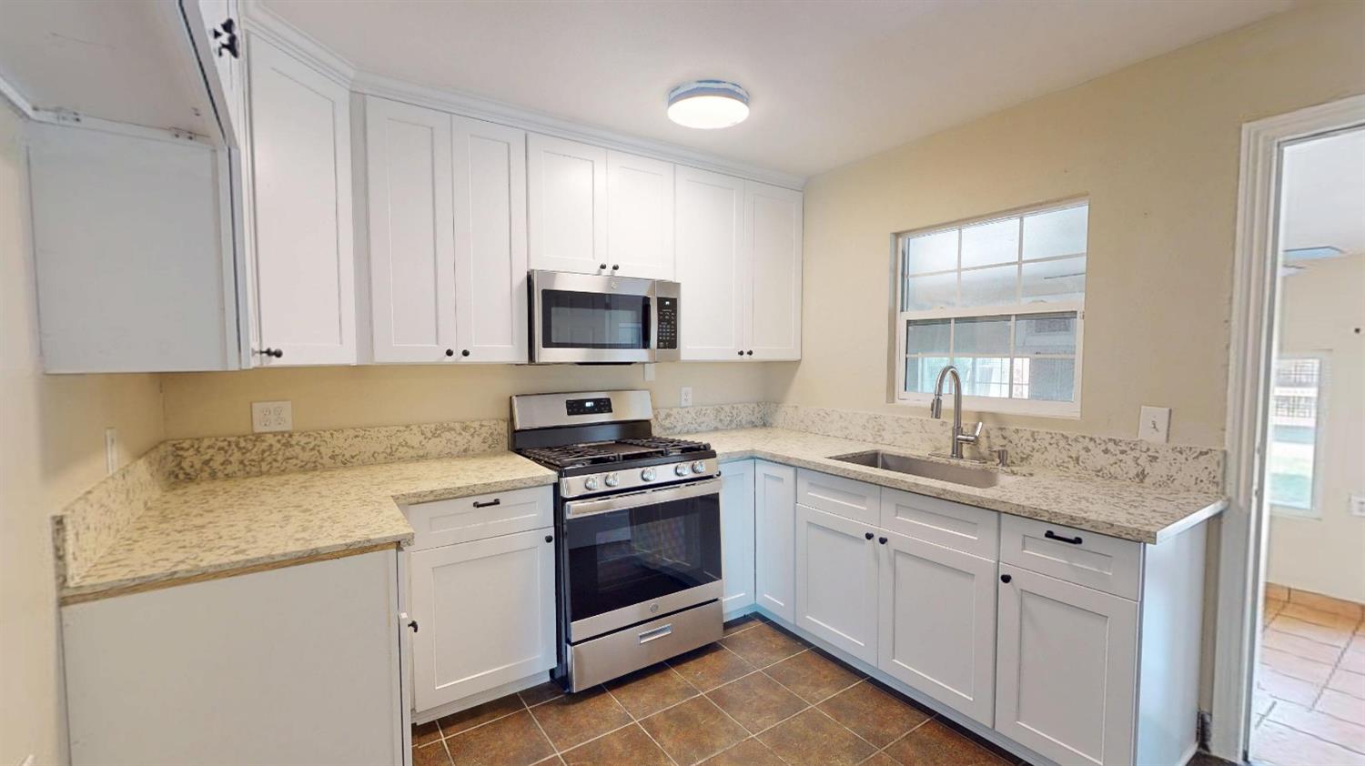 1014 W Andrews Ave, Fresno, CA 93705