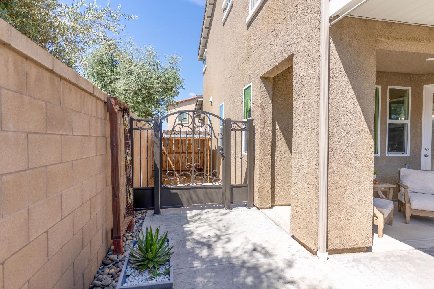 179 Sunset Dr S, Madera, CA 93636