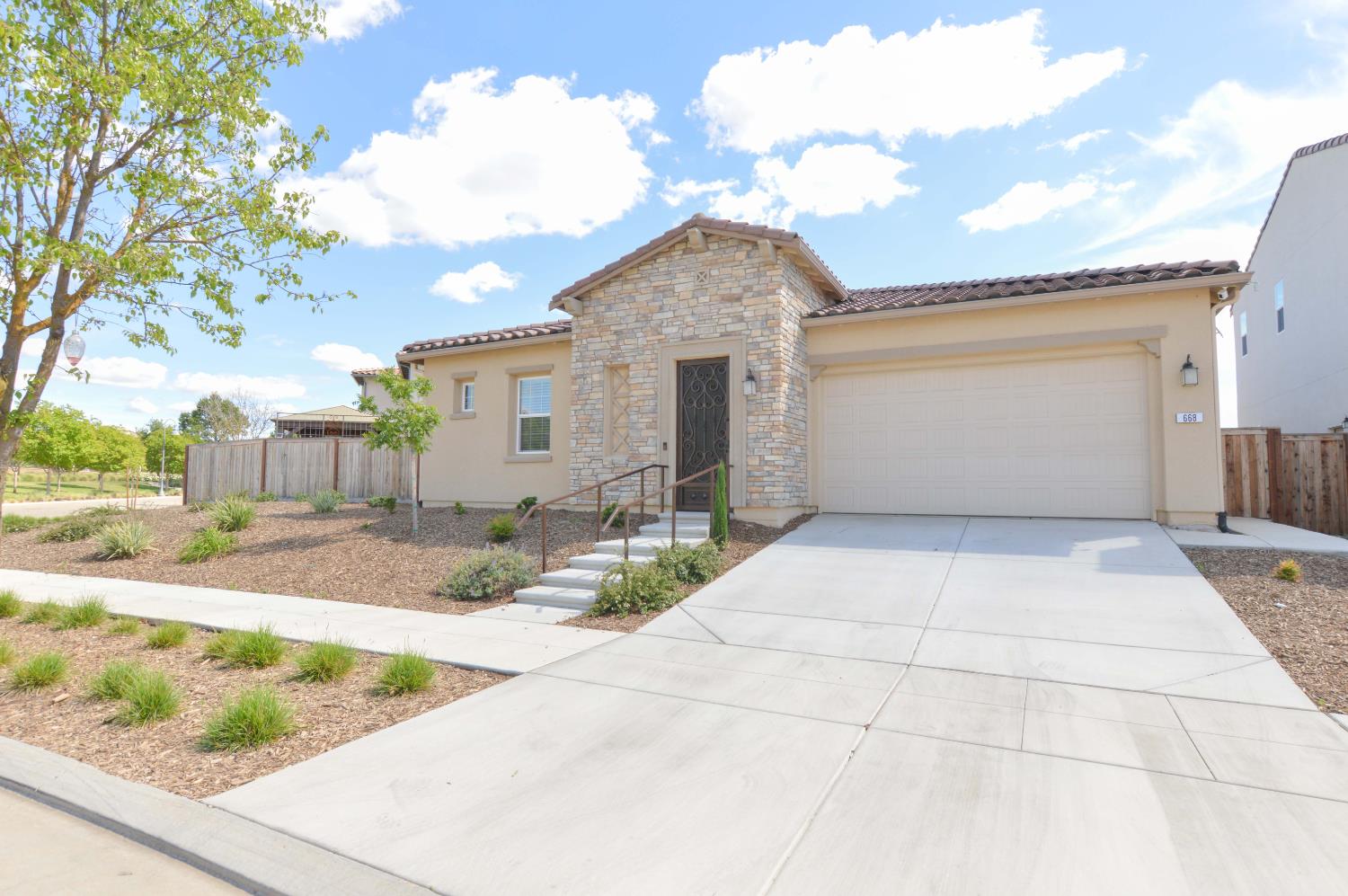 668 Rock Crest Ave, Madera, CA 93636