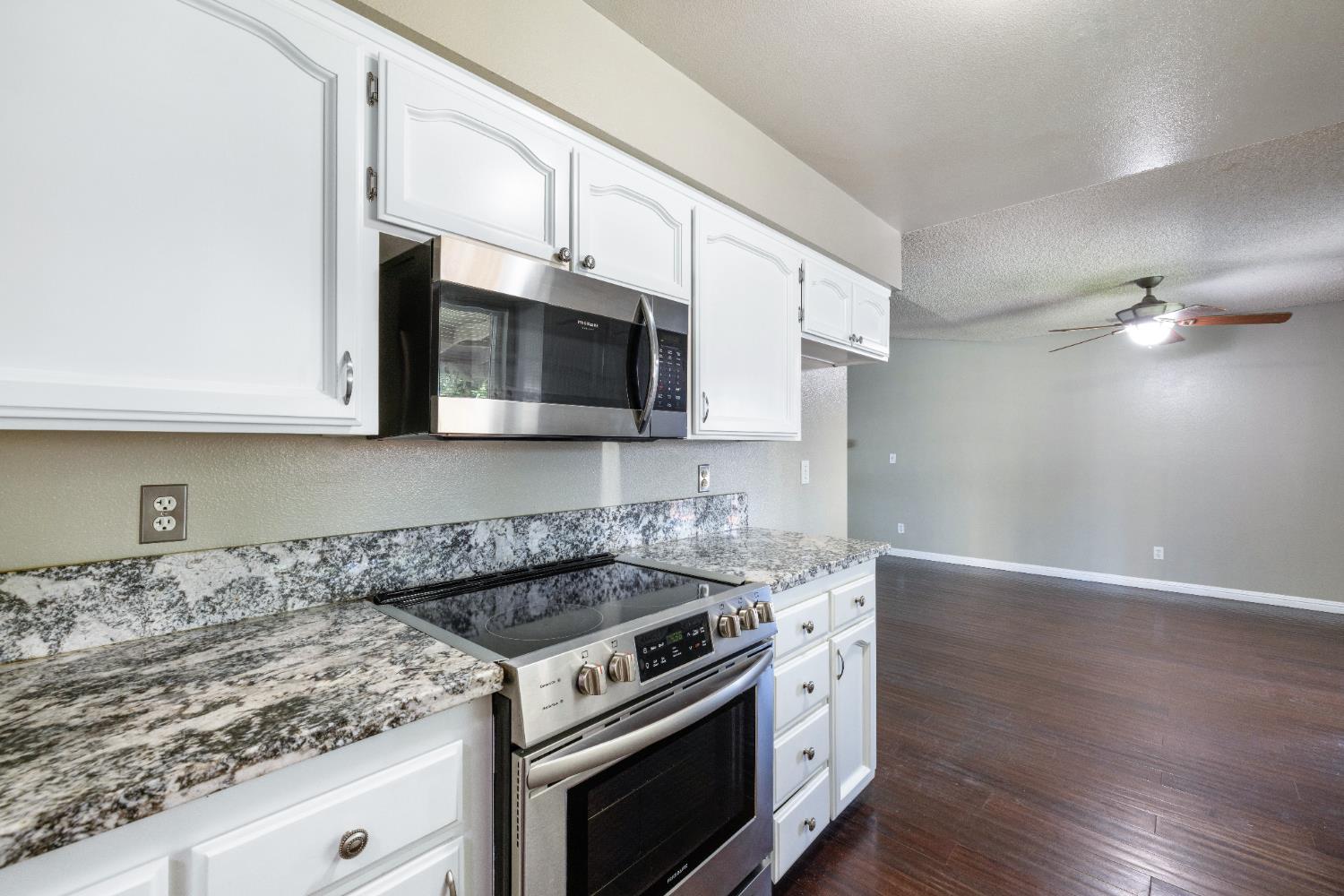 1607 Ashlan Ave, Clovis, CA 93611